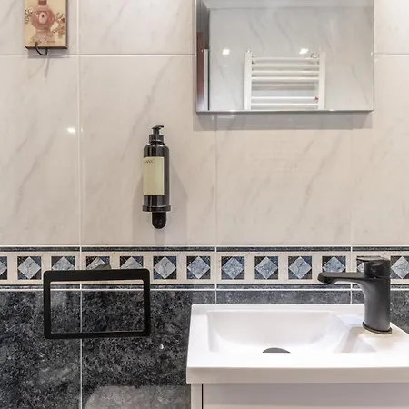 Cozy By Aston Apartment